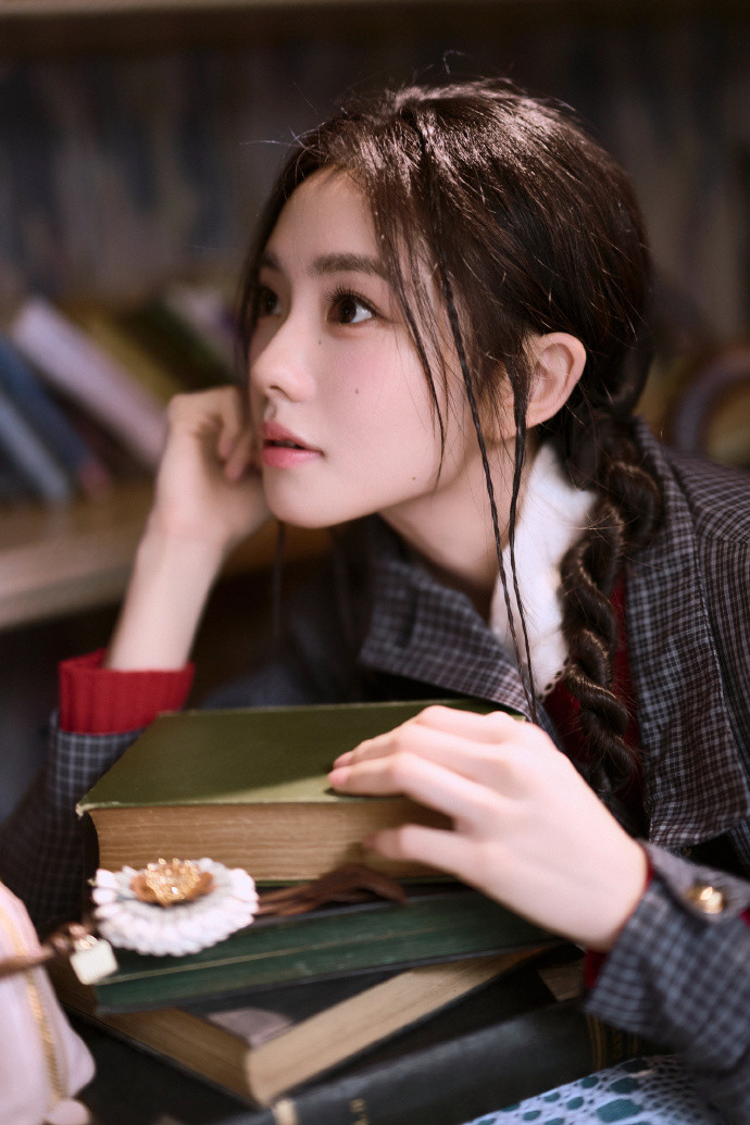 刘浩存实在美丽刘浩存是那种自带灵气、干净又通透的少女美，眉眼清柔、笑容清甜，气质