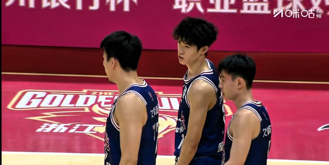 恕我直言！张镇麟代表上海对阵广厦彻底迷失，基本游离于上海体系之外，他在场上处理球