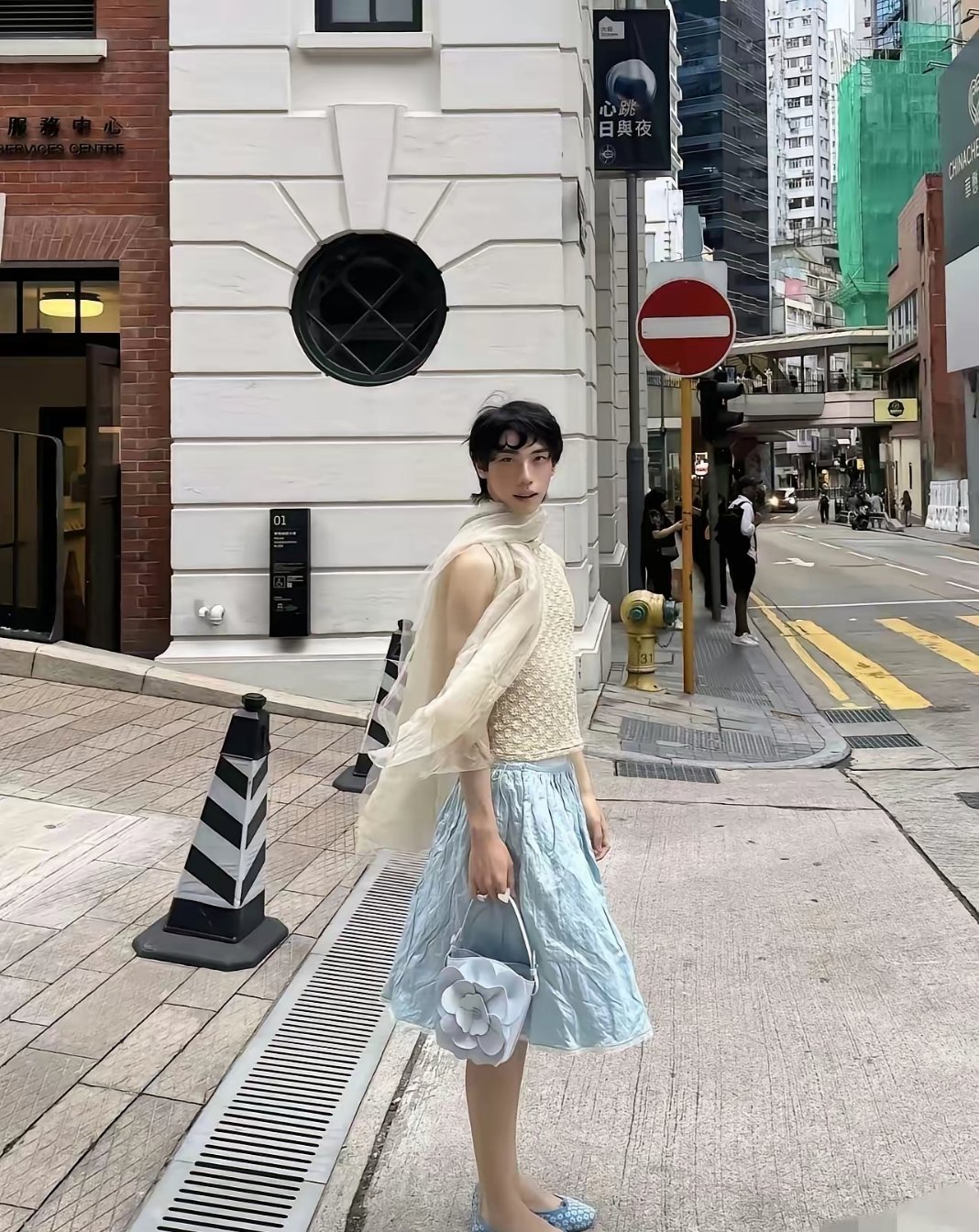 第一次看到伊能静儿子的照片挺意外的，星二代的风格都这么有个性吗？