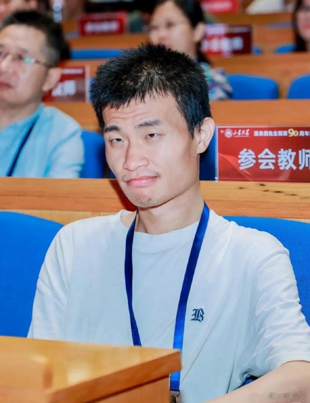 我问我闺蜜：韦神这么厉害，为什么没有女生喜欢他呢？闺蜜白了我一眼：那你就想错了，