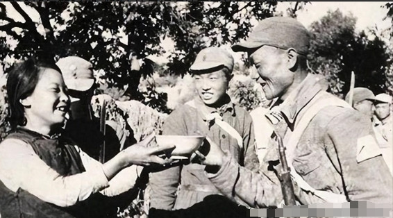 1944年，八路军路过周大娘家打算讨一碗水喝，下一秒，周大娘却突然发现一位战士嘴