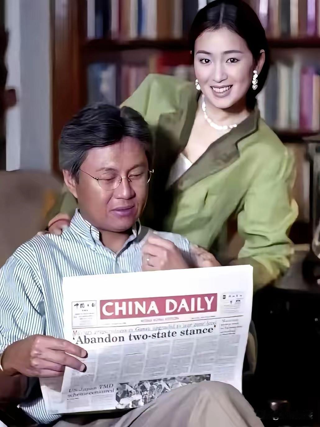 巩俐这张照片，拍摄出了浓郁的生活气息，这张照片给人传递出来的是温馨，是浪漫，是宁