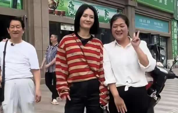 44岁的谢娜回老家陪爸妈，在家打扮很土气，又胖又老，素颜很憔悴