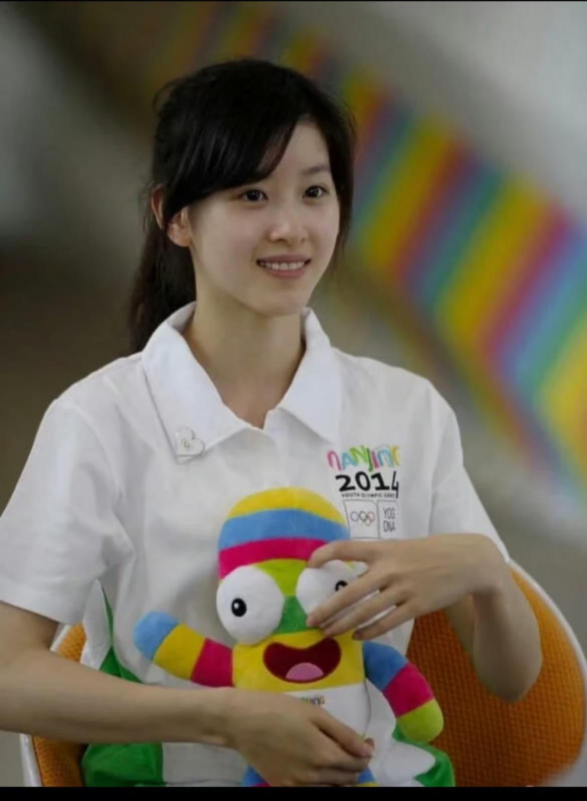 章泽天播客遭群嘲？原因很简单，没搞清楚自己的定位！章泽天一路以来走得太顺了