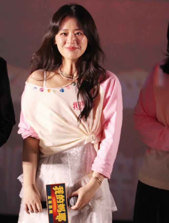 今天马思纯在深圳出席宣传活动的时候搭配的像个漂亮的新娘子，看上去特别的显年轻。