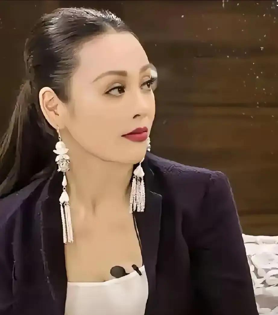 星二代拒当明星，年薪百万雷纳是谁？宁静儿子，1998年生，从小被狗仔跟拍。