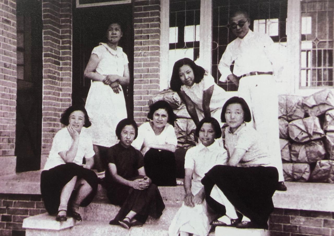1937年8月南京八路军办事处，前排左起张琴秋、夏之栩、熊天荆、吴仲廉、帅孟奇