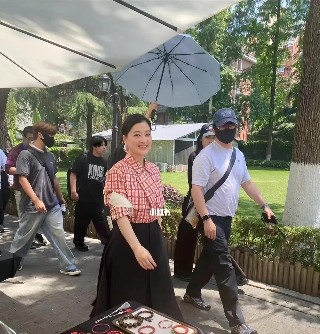 亲眼见了梅婷，哪有半分胖？个子高挑，眼睛大得像含着光，皮肤白得发亮——就穿得普通