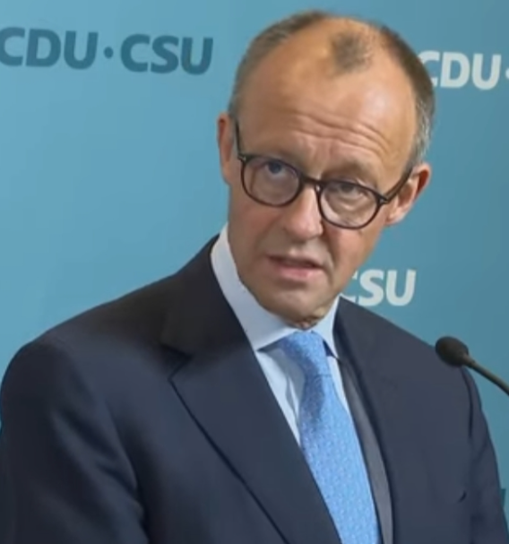 外媒都炸锅了！德国联邦议院里头，总理默茨跟极右翼政党头子魏德尔当着几百号议员的面直接干起来了。 9月