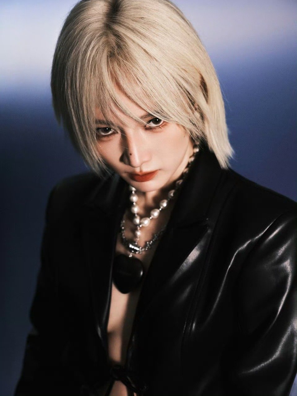 孟佳怎么越穿越大胆金发黑皮衣造型直接封神！冷艳又帅气，姐的时尚表现力从来没输过