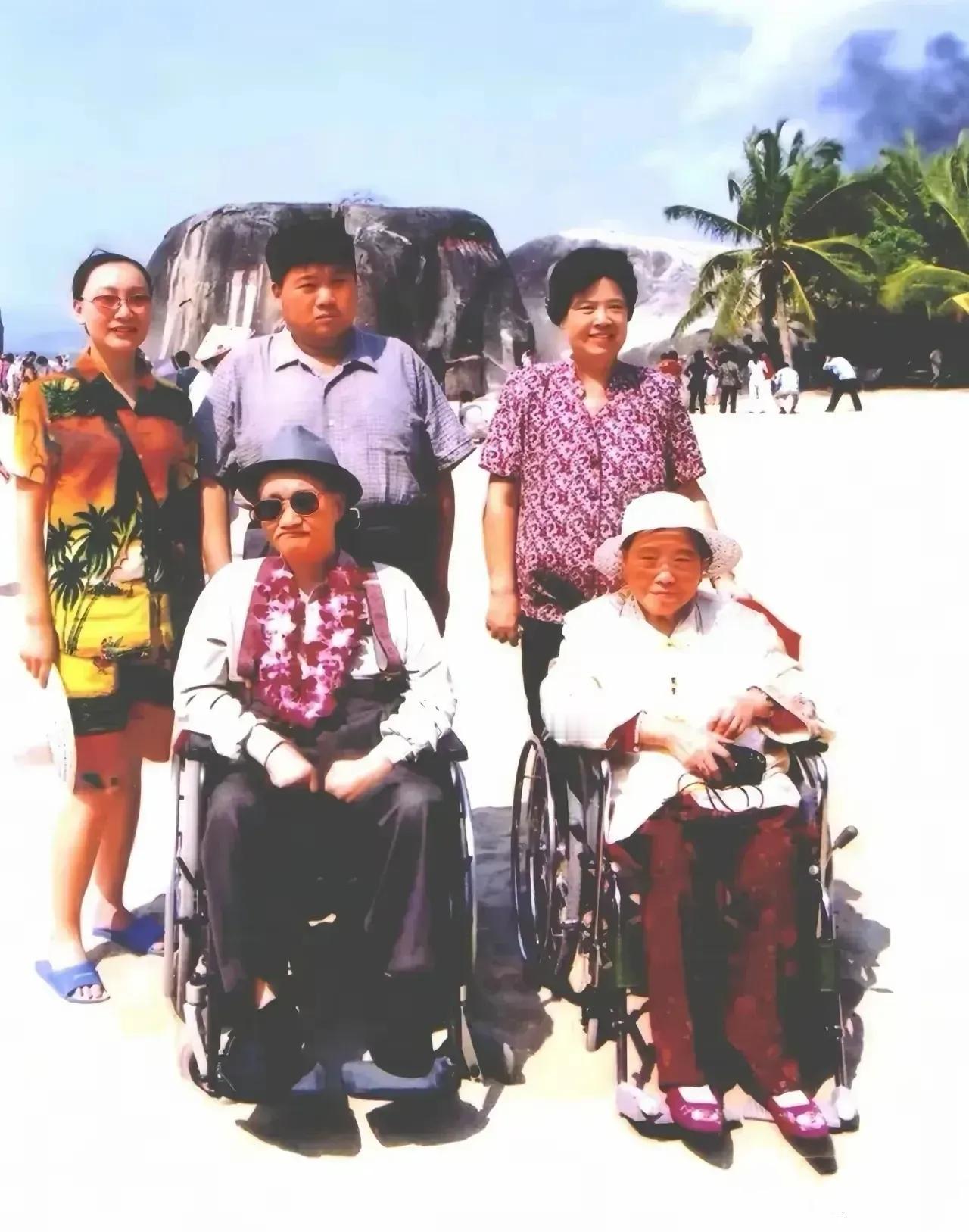 刘滨早期与家人的合影，她表情自然穿着随意，就要融入这个大家庭。这张照片拍摄