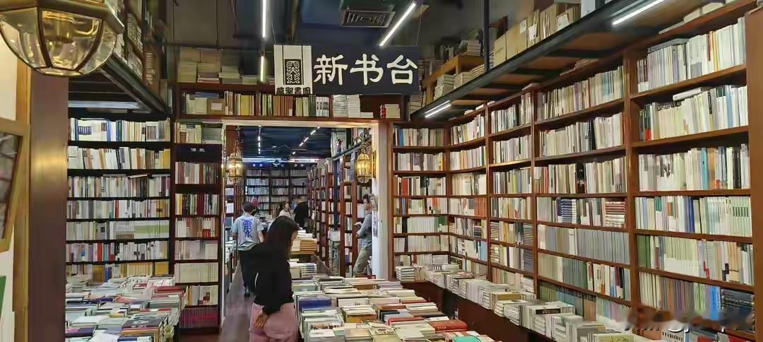 你有没有发现，书店关门，跟书店本身没啥关系。2025年，美国新开了422家独