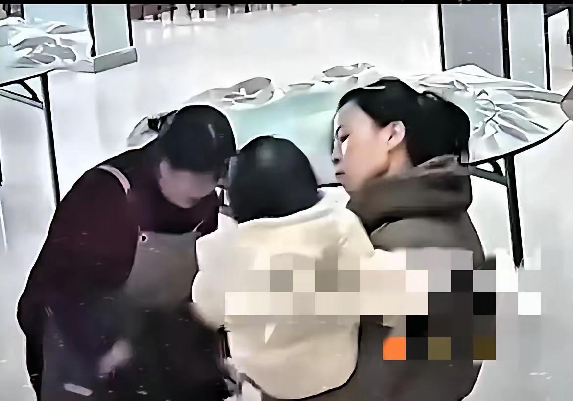 中指掰骨折、耳膜扇出血伤害2岁女童的“女魔头”报应终于来了！看完监控，恨