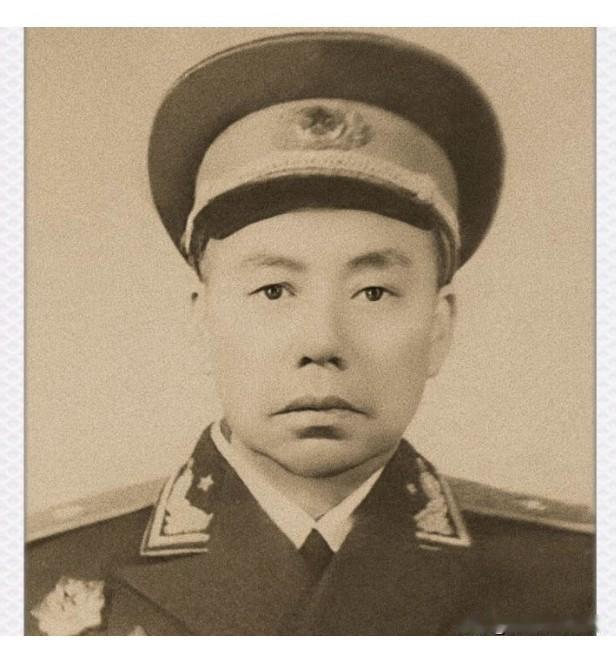 他是全军唯一的团职开国少将。25岁参加红军，历任连长、营长，参加长征。35岁历任