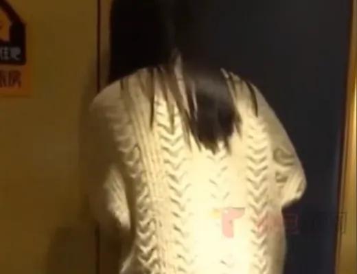 贵州，一女子在诊室里接受治疗，当时正脱裤检查，身体也是光溜溜的，一陌生男子直接