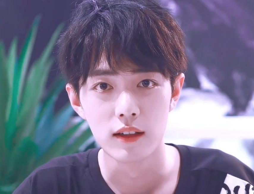 肖战是一个修养极好的人，头脑清醒，人品好，长得帅气，有好的家人，一路走来不容易。