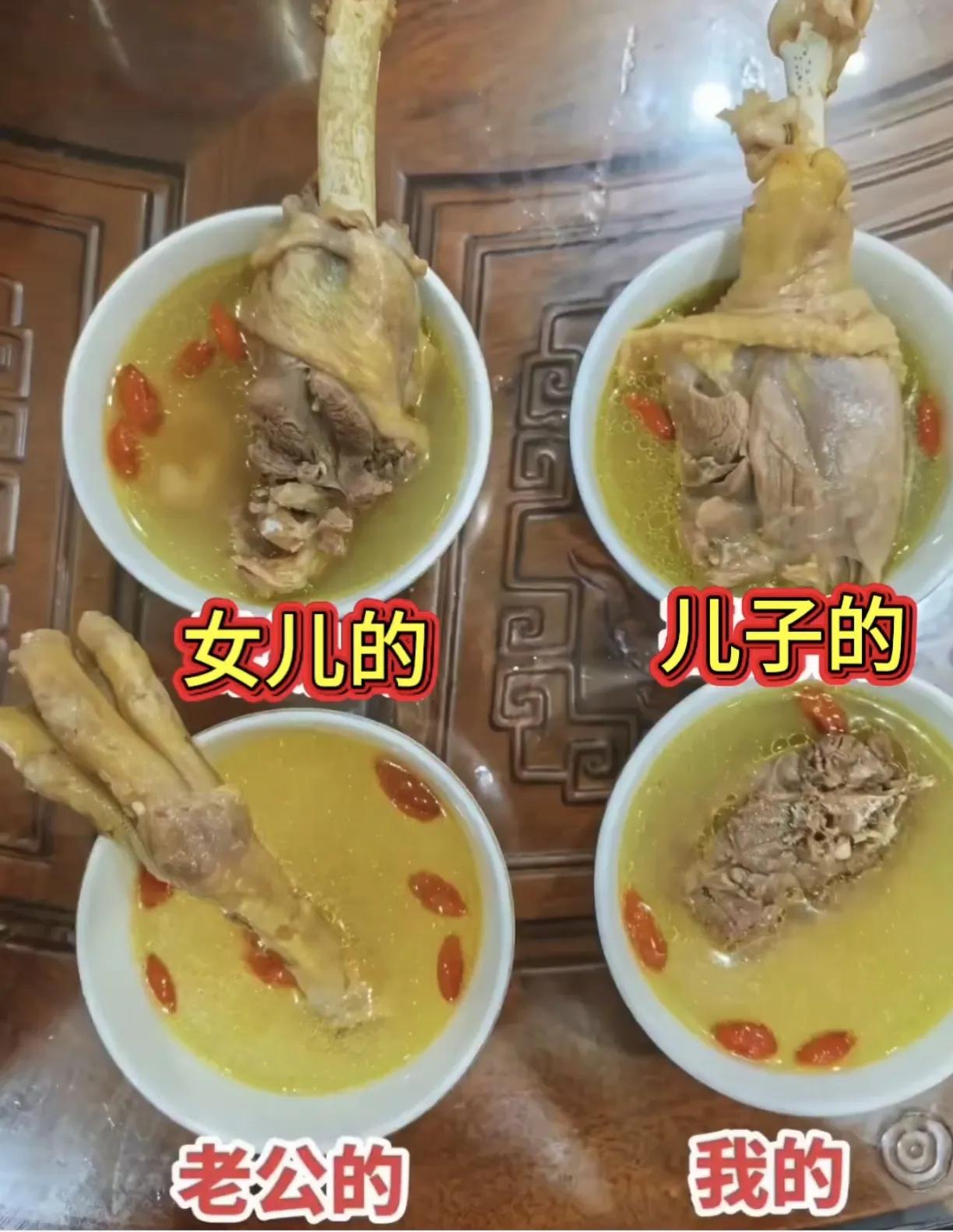 唉，家庭地位一目了然！再多生一个的话，估计连汤都喝不上了！难搞哦！！！