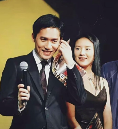 梁朝伟和董洁年轻的时候也太绝了！俊朗少年配清丽佳人，妥妥的俊男美女组合，这同框画