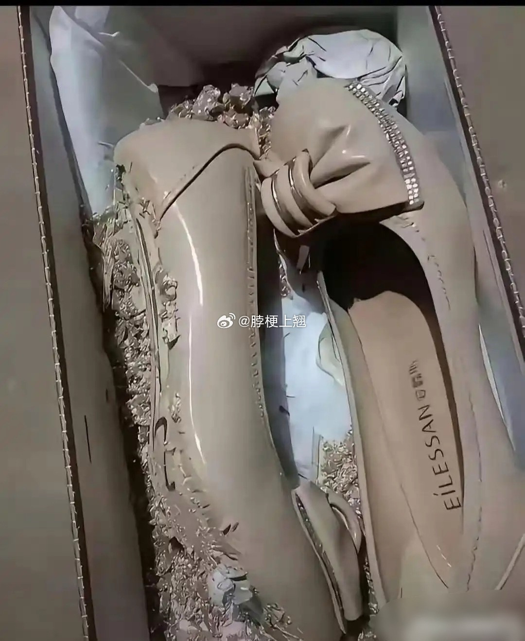 买来不舍得穿就穿过一次，怎么变这样了？