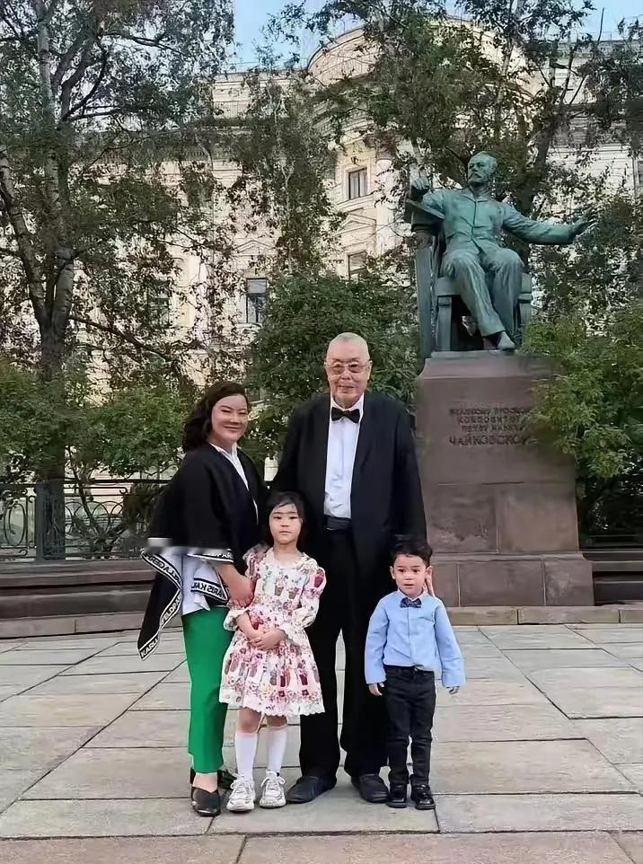 孙颖比刘诗昆小30岁，瞧瞧这一家四口，在俄罗斯音乐节上拍下的全家福，刘诗昆精神状