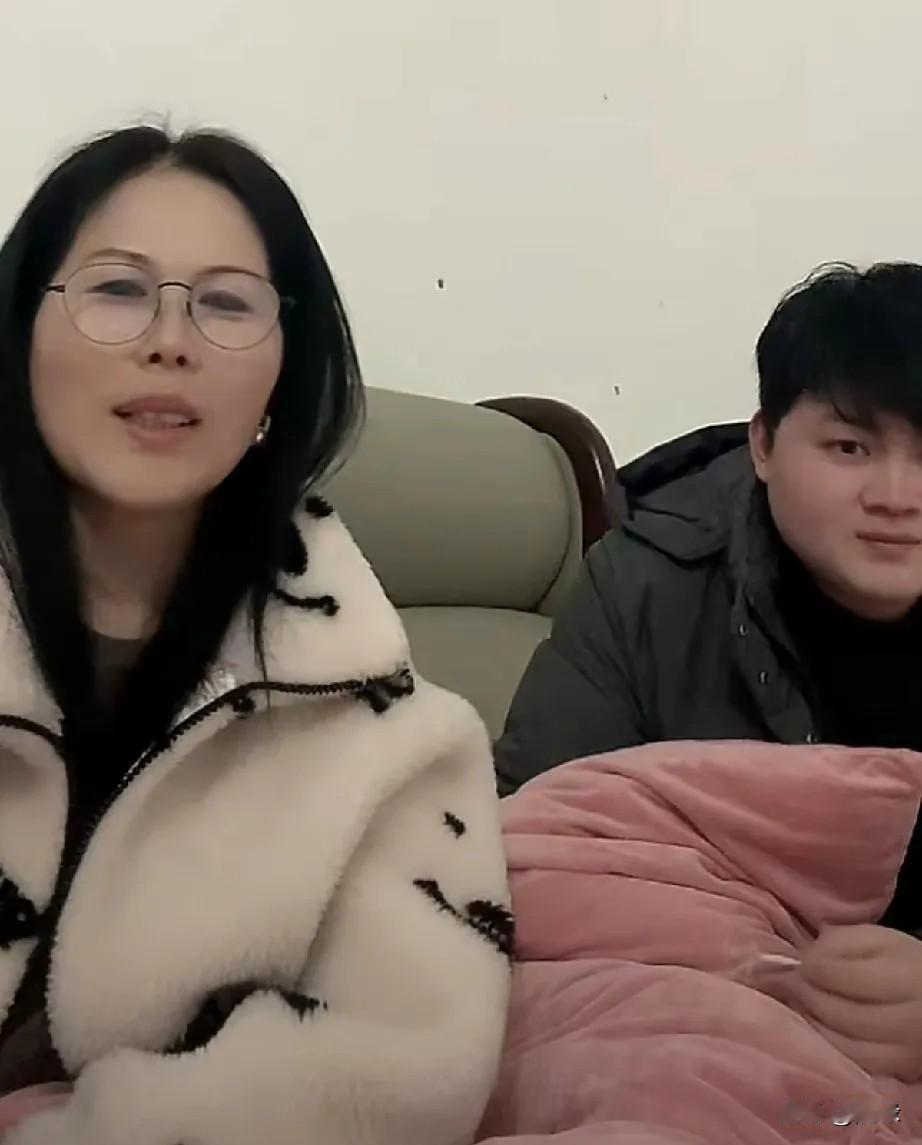 小杨阿姨大儿子情商高，会表达！网友说，现在日子过得这么好，多亏了汪小菲！小杨
