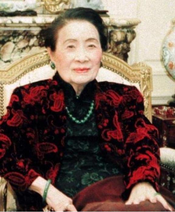 蒋介石私生活有多混乱？贴身秘书晚年才敢说破，宋美龄的做法绝了。蒋介石天性风流，虽