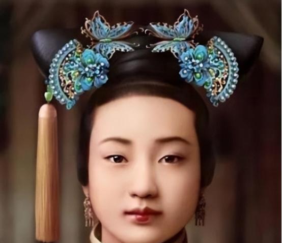 1894年，光绪帝因一周内六次翻珍妃的牌子，遭慈禧斥责，心情低落。那晚他独自入睡