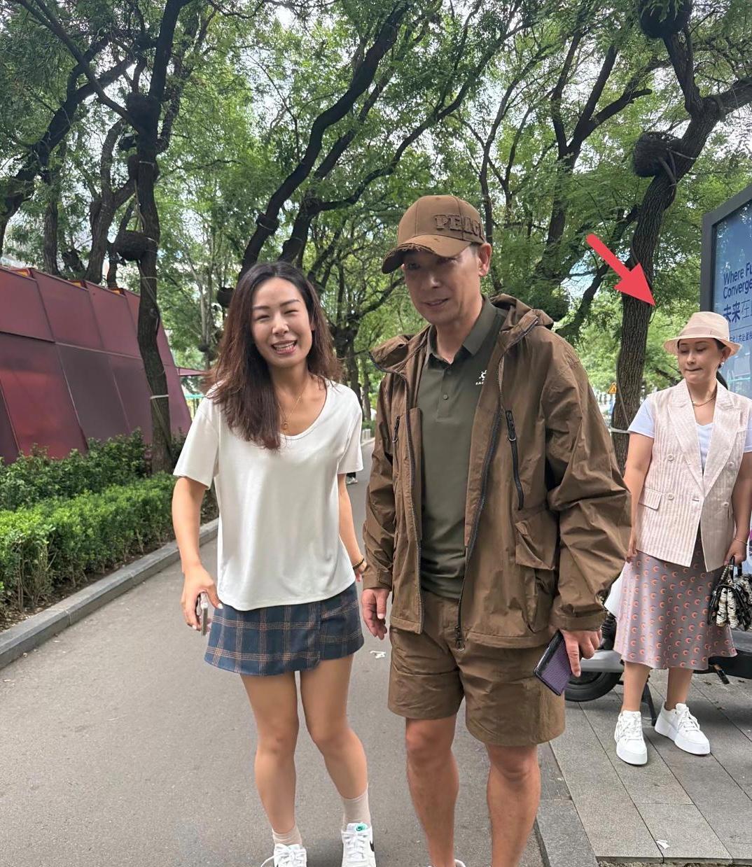 53岁赵文卓在北京三里屯逛街被偶遇，他看起来很有型，身材维持得很好，平时生活很自
