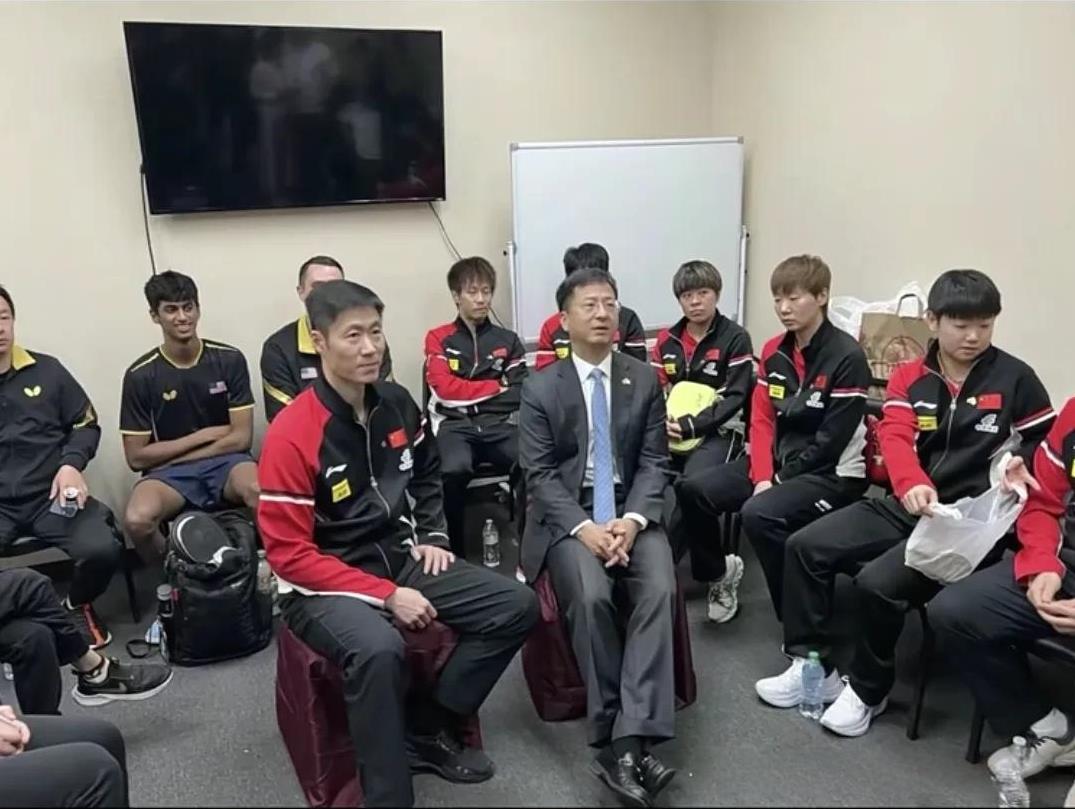领导在开会，国乒的运动员们个个看着都是无精打采的，没有休息好。也不知道莎莎