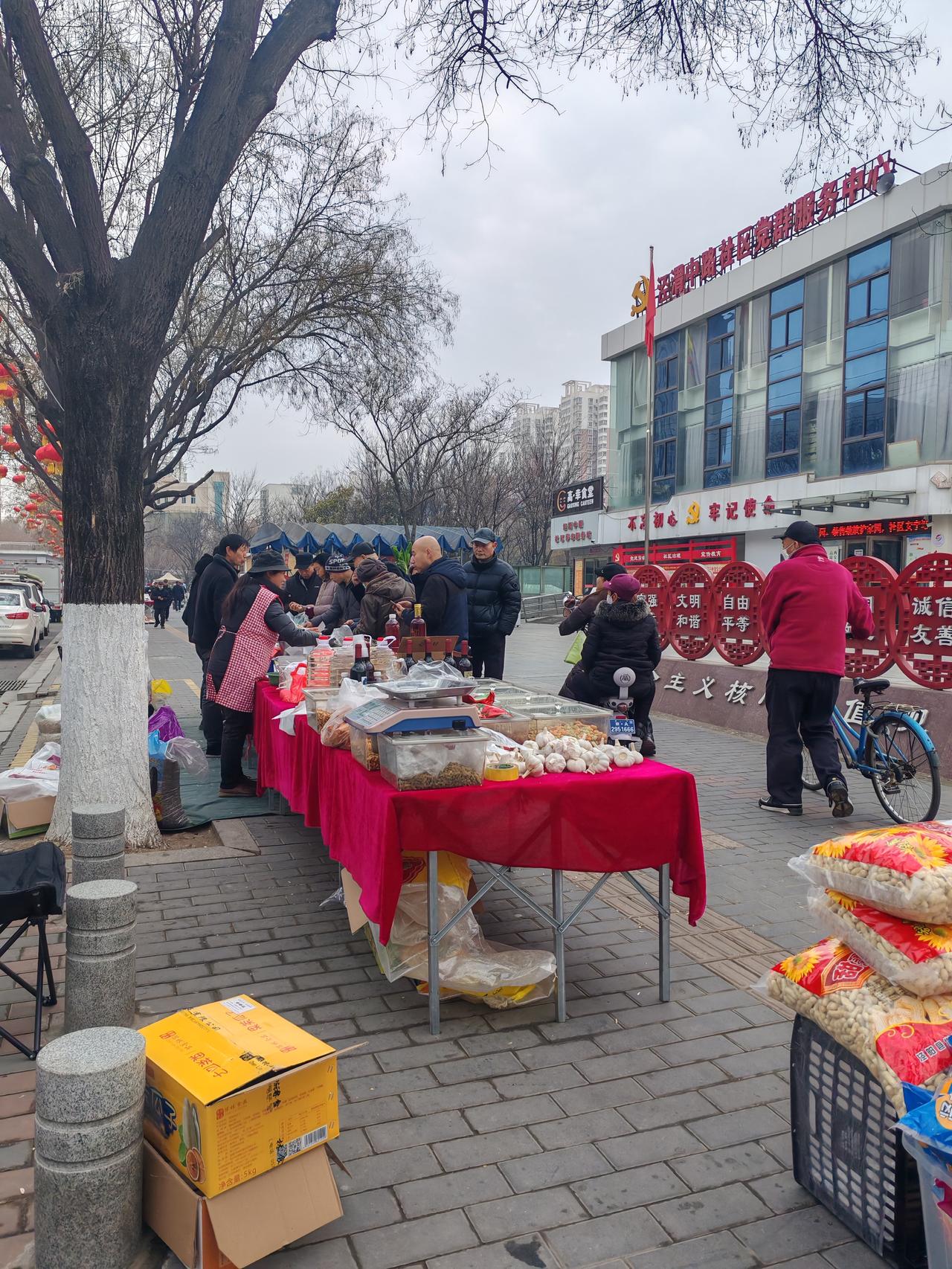这种现象有些反常2月4日，坐标西安。这是我昨天在长庆西路拍摄的几张图片，发现集