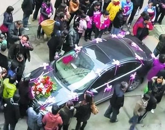 河北廊坊，一女子为爱远嫁到此地，结婚当天，她从酒店下楼准备坐婚车开启新生活，没想