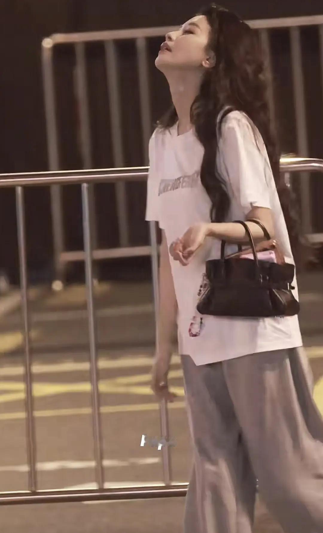 孙怡怎么穿啥都好看啊，这个衣服好松弛啊