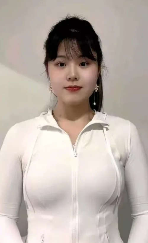 李月汝，山西长治人。这个女孩可不简单，近期在西雅图声名大噪。篮球如此出色，她