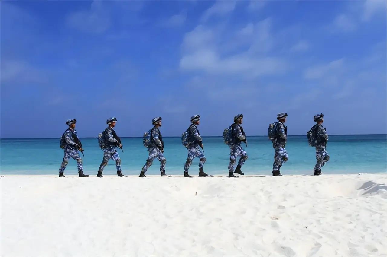 脚踩的不是土，是珊瑚沙，嘴里喝的不是水，是从头盔里蒸出来的水蒸气。西沙守岛