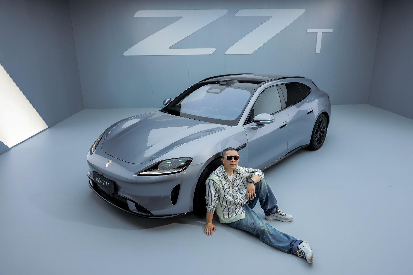 大v聊车来看尚界Z7T，流光银真的好帅真的是尚界旁边站谁都好看，不是你美而是它