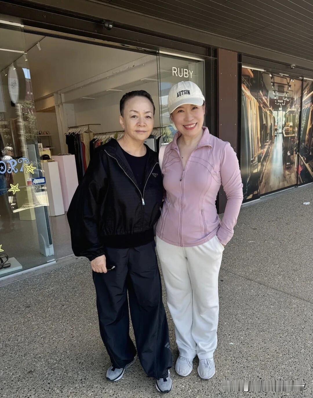 65岁的宋丹丹老了还是那么有气质，如果她能够换一个发型就完美了，感觉这种发型有点