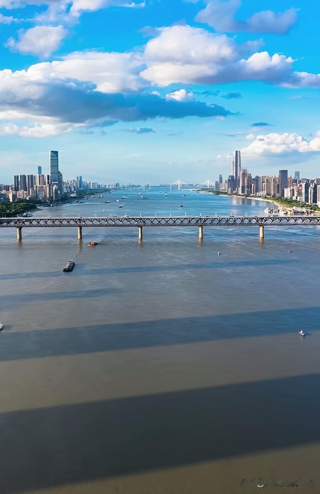 在武汉读了4年书，在郑州生活了16年，感觉还是武汉要得劲些！目前，定居郑州，期