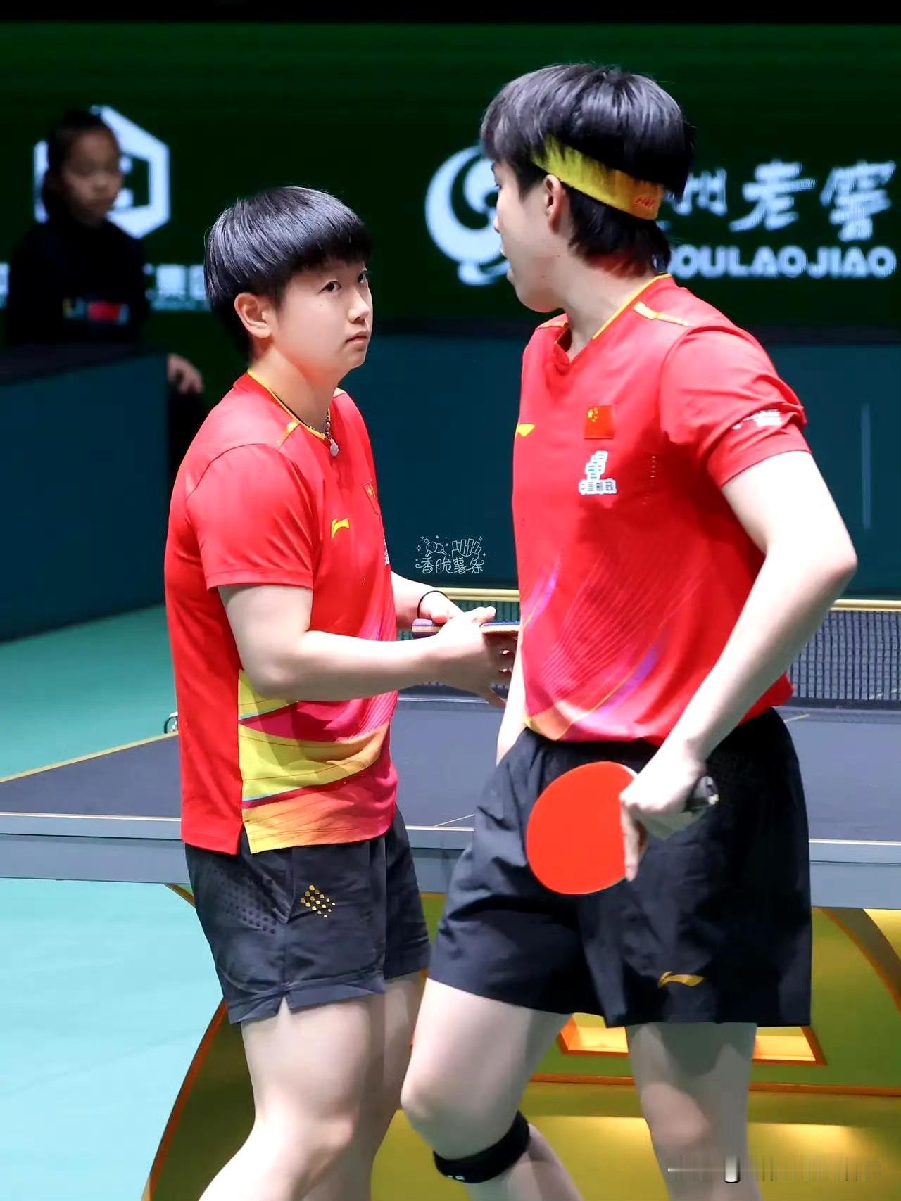 孙颖莎眼神杀太绝！软萌脸蛋配温柔凝视，王楚钦抗糖八年太能扛在某场赛场间隙，