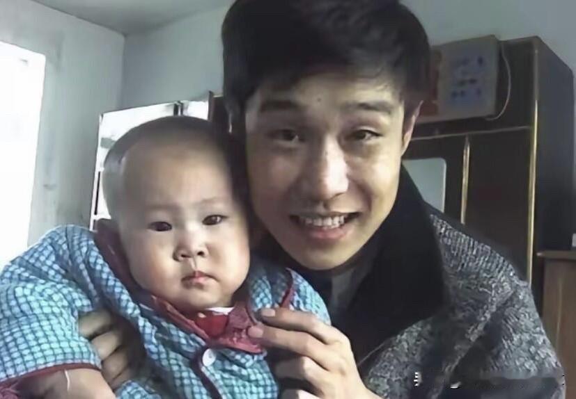 沈佳润小时候长得跟爸爸比较像，都是属于小眼睛，单眼皮的类型，这种女孩第一眼看上去