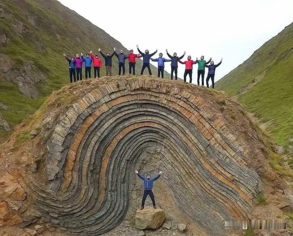 大地的褶皱，这种挤压来自地幔的运动​