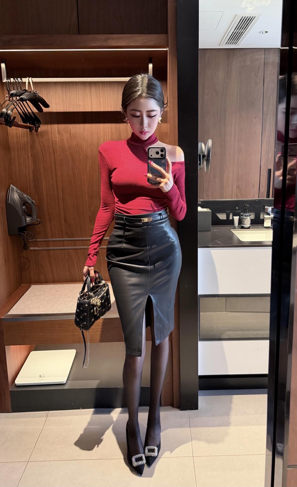 红色毛衣+黑色皮裙，优雅气质，尽显时尚魅力！💃🏻👗👠