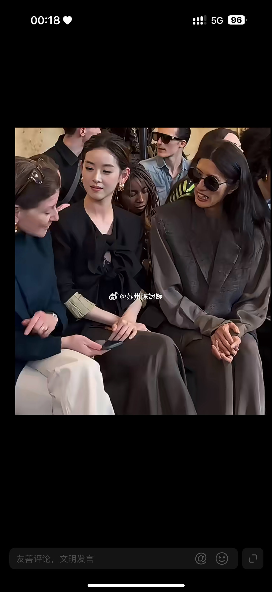 章泽天现身巴黎看秀，脸超级美，周围人聊天她努力融入，好拼啊。章泽天现身Umaw