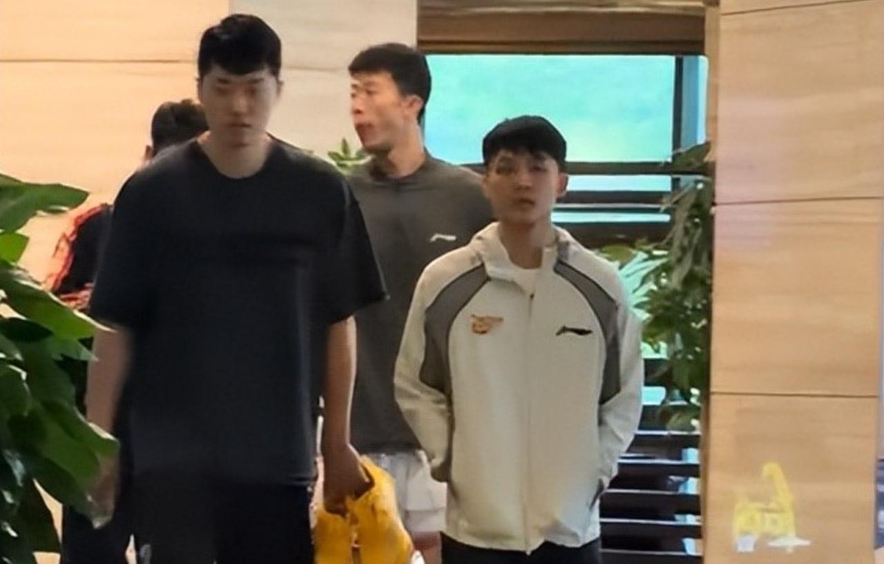 徐杰，闷闷不乐！昨天，广东队在主教练杜锋的带领下，终于从上海客场回到了顺德，说