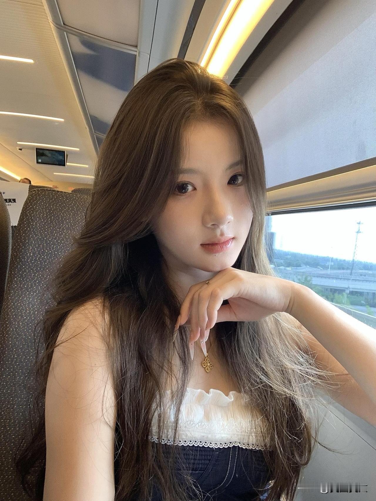 火车上的少女，窗外的风景，温柔的时光