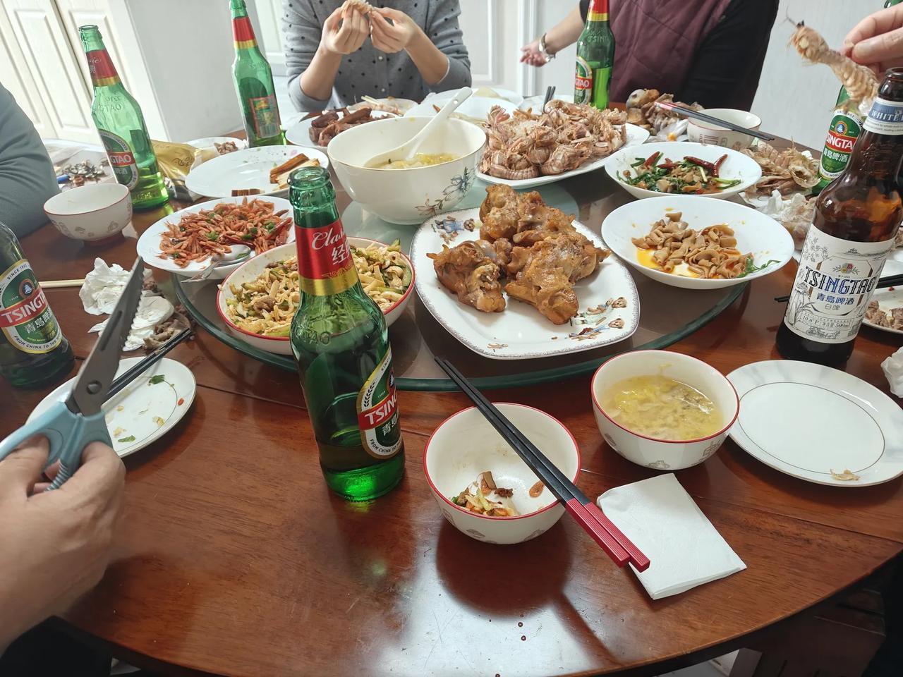 我上午从虹溪谷赶回来又喝多了，我在鲅鱼圈也基本上是天天喝，不喝的时候太少了。​