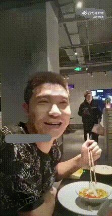 一名2.7万粉丝的小网红，因点的外卖被外卖小哥送错了，他竟然在直播间里，公然对外