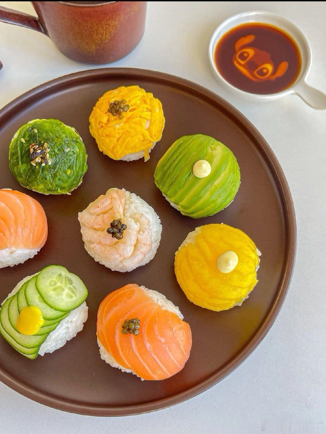 手鞠寿司！俺心心念念很久了~第一次做~一口一个贼满足食材：🍣米饭➕鱼子酱➕三文