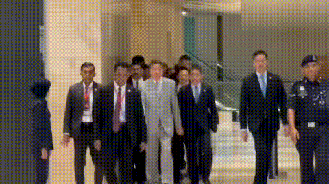 中美首日谈判结束,中方代表表情轻松步出会场,外国网友:“地狱火”赢下战斗当地