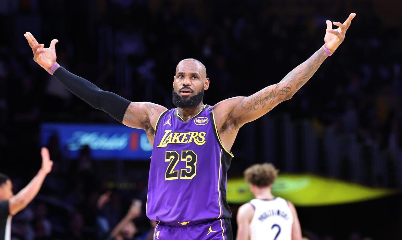 在NBA世界里球迷不会为那些籍籍无名的球员定制标准。但是对詹姆斯设立如此之高的