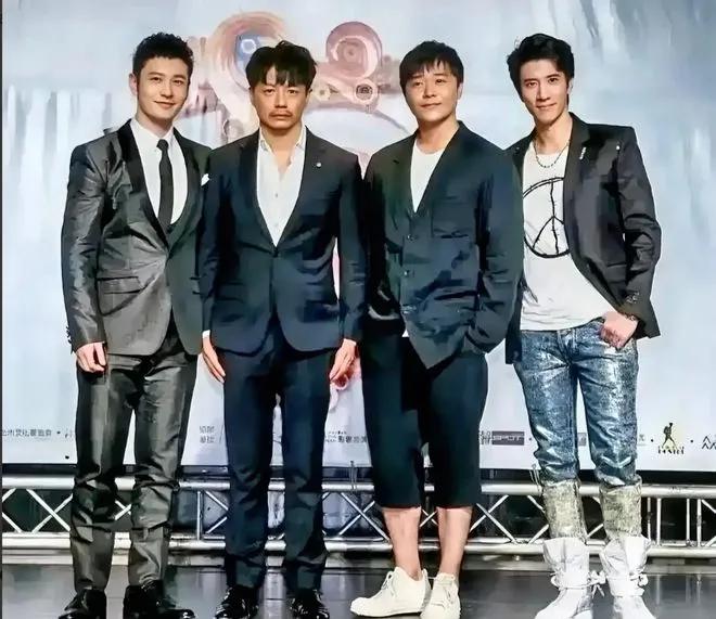 4星同框：黄晓明西装亮眼，高大修伟；段奕宏乌发覆额，神情沉稳；王力宏目光沉和，白
